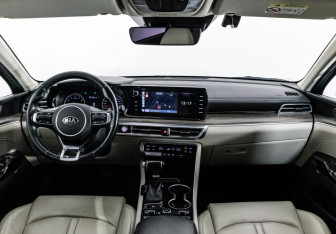 Подержанный автомобиль Kia K5 2021 года (12 фото)