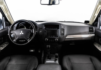 Подержанный автомобиль Mitsubishi Pajero 2014 года (10 фото)