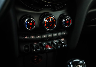 Подержанный автомобиль MINI Hatch 2020 года (20 фото)