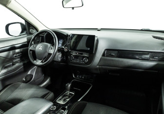 Подержанный автомобиль Mitsubishi Outlander 2018 года (9 фото)