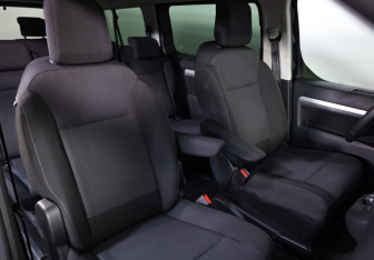 Подержанный автомобиль Peugeot Traveller 2021 года (21 фото)