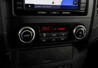 Подержанный автомобиль Mitsubishi Pajero 2014 года (16 фото)