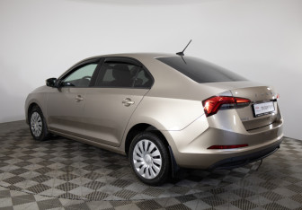 Подержанный автомобиль Skoda Rapid Liftback 2021 года (7 фото)