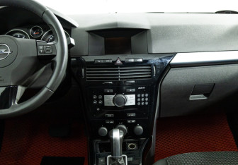 Подержанный автомобиль Opel Astra Hatchback 2010 года (14 фото)