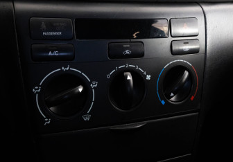 Подержанный автомобиль Toyota Corolla Sedan 2005 года (12 фото)