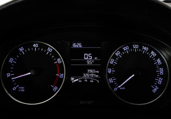 Подержанный автомобиль Skoda Rapid Liftback 2016 года (16 фото)