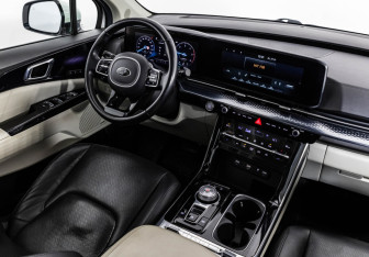 Подержанный автомобиль Kia Carnival 2021 года (15 фото)