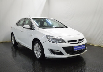 Подержанный автомобиль Opel Astra Sedan 2013 года (3 фото)