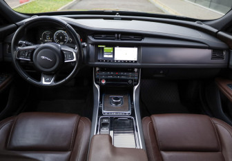 Подержанный автомобиль Jaguar XF Sedan 2017 года (8 фото)