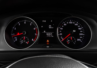 Подержанный автомобиль Volkswagen Golf Hatchback 2014 года (17 фото)