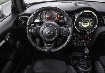 Подержанный автомобиль MINI Hatch 2017 года (16 фото)