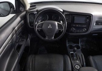 Подержанный автомобиль Mitsubishi Outlander 2012 года (10 фото)