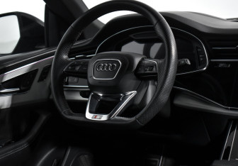 Подержанный автомобиль Audi Q8 2019 года (17 фото)