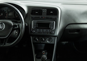 Подержанный автомобиль Volkswagen Polo Sedan 2015 года (14 фото)