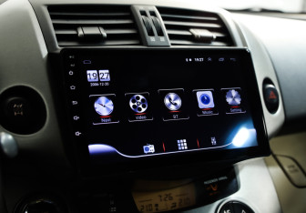 Подержанный автомобиль Toyota RAV4 2011 года (11 фото)