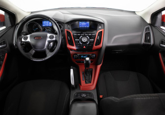 Подержанный автомобиль Ford Focus Hatchback 2012 года (9 фото)