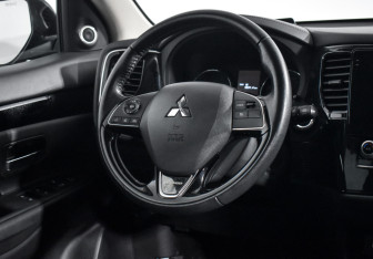 Подержанный автомобиль Mitsubishi Outlander 2022 года (15 фото)
