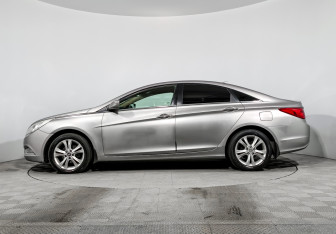 Подержанный автомобиль Hyundai Sonata 2011 года (8 фото)