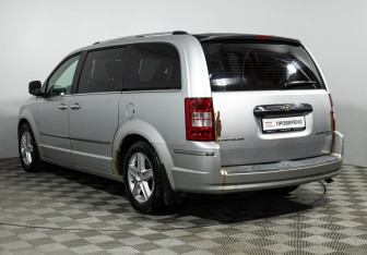 Подержанный автомобиль Chrysler Voyager 2008 года (7 фото)