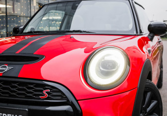 Подержанный автомобиль MINI Hatch 2019 года (2 фото)