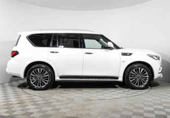 Подержанный автомобиль Infiniti QX80 2018 года (4 фото)