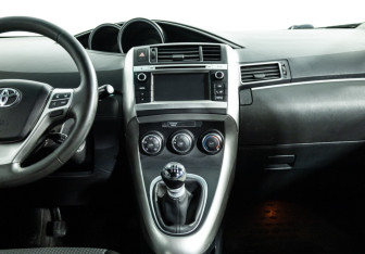 Подержанный автомобиль Toyota Verso 2013 года (14 фото)