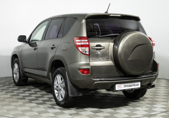 Подержанный автомобиль Toyota RAV4 2010 года (7 фото)