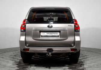 Подержанный автомобиль Toyota Land Cruiser Prado 2022 года (6 фото)