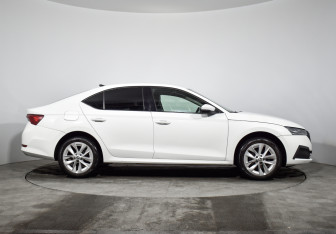 Подержанный автомобиль Skoda Octavia Liftback 2022 года (4 фото)