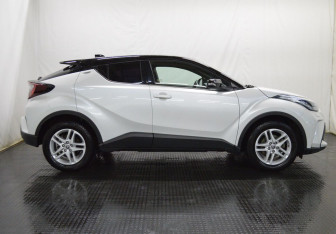 Подержанный автомобиль Toyota C-HR 2022 года (4 фото)