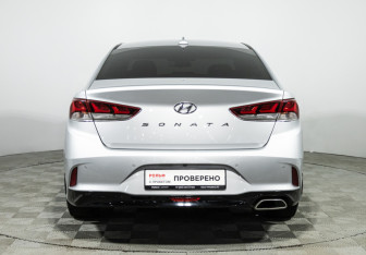 Подержанный автомобиль Hyundai Sonata 2018 года (6 фото)