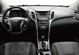 Подержанный автомобиль Hyundai i30 Hatchback 2015 года (13 фото)