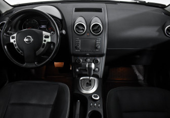 Подержанный автомобиль Nissan Qashqai 2012 года (15 фото)