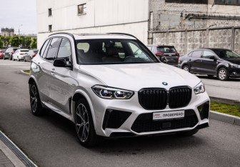 Подержанный автомобиль BMW X5 2021 года (6 фото)