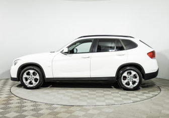Подержанный автомобиль BMW X1 2011 года (8 фото)