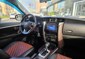 Подержанный автомобиль Toyota Fortuner 2017 года (11 фото)