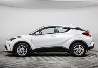 Подержанный автомобиль Toyota C-HR 2024 года (8 фото)