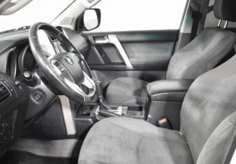Подержанный автомобиль Toyota Land Cruiser Prado 2010 года (10 фото)