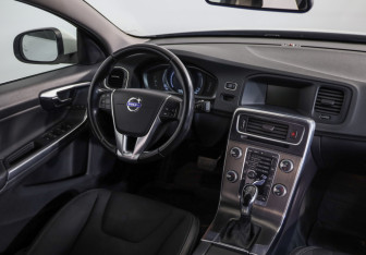 Подержанный автомобиль Volvo S60 2014 года (8 фото)