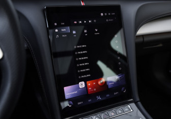 Подержанный автомобиль Hongqi H5 2023 года (16 фото)