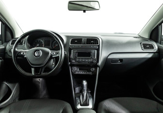 Подержанный автомобиль Volkswagen Polo Sedan 2017 года (13 фото)