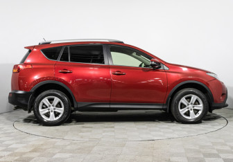 Подержанный автомобиль Toyota RAV4 2014 года (4 фото)