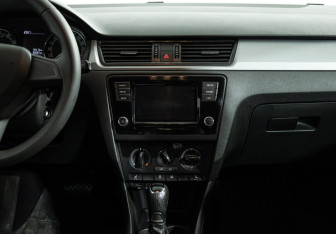 Подержанный автомобиль Skoda Rapid Liftback 2017 года (14 фото)