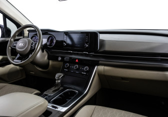 Подержанный автомобиль Kia Carnival 2020 года (10 фото)