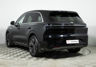 Подержанный автомобиль LiXiang L6 2024 года (7 фото)