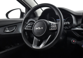 Подержанный автомобиль Kia K3 Sedan 2021 года (14 фото)