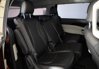 Подержанный автомобиль Kia Carnival 2023 года (12 фото)