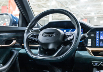 Подержанный автомобиль Geely Monjaro 2023 года (17 фото)