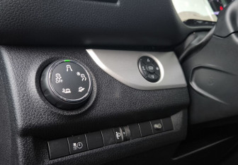 Подержанный автомобиль Peugeot Traveller 2018 года (19 фото)