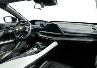 Подержанный автомобиль Changan UNI-V 2023 года (9 фото)